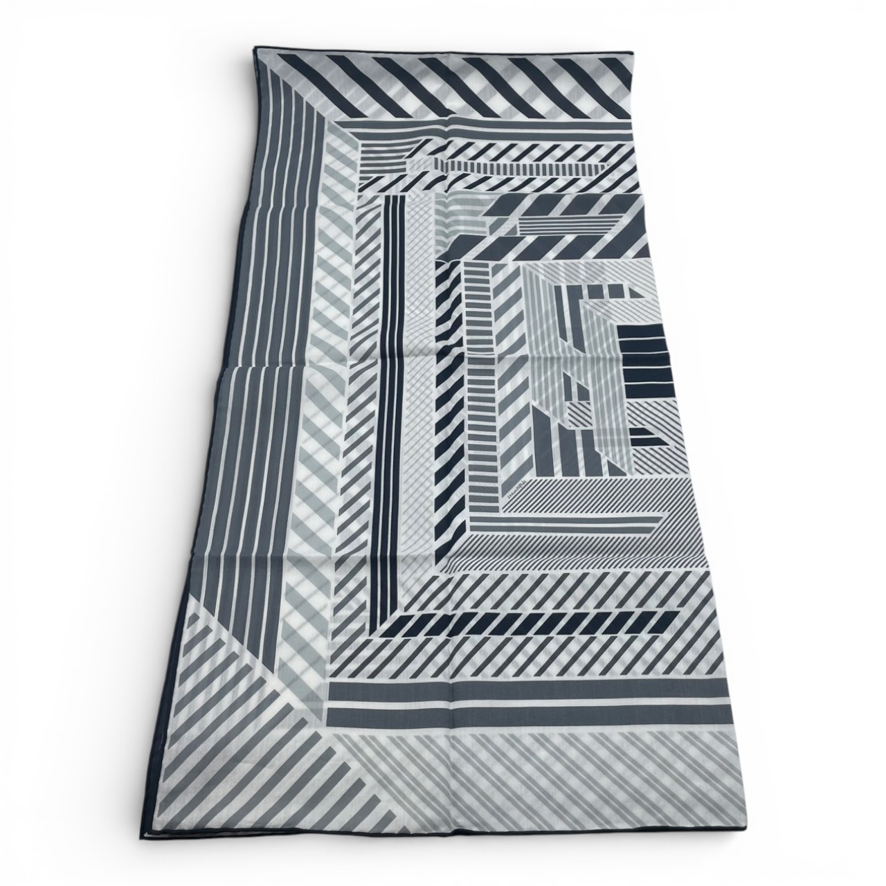 エルメス カレ 65 Hパーペチュアル ブラン/グレー/ノワール コットン/シルク