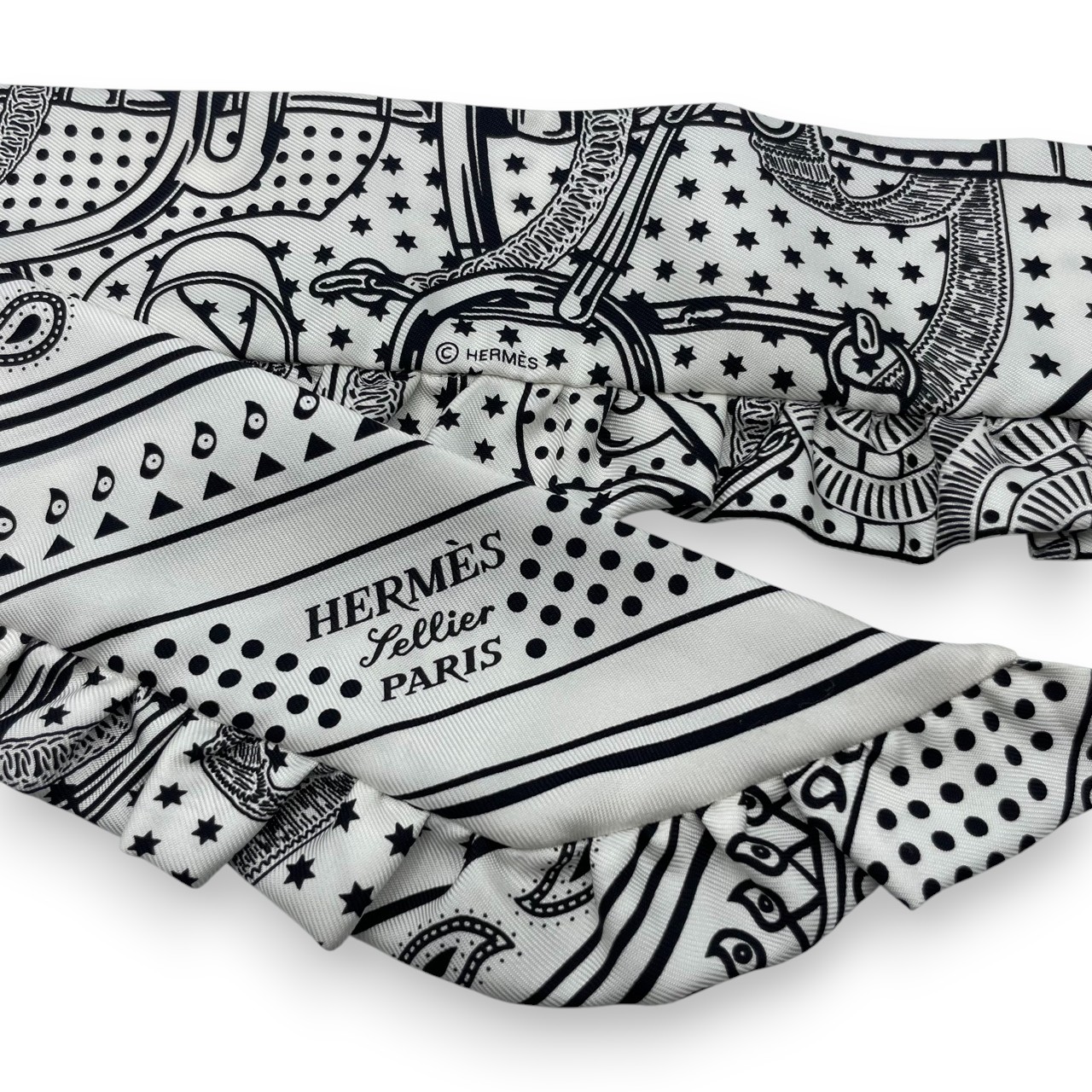 エルメス　シルクバンダナ　エプロンドール　エトゥープ　エトープ　ショコラ白　新品 HERMES エルメス スカーフ ツイリー フリル エプロンドール バンダナ