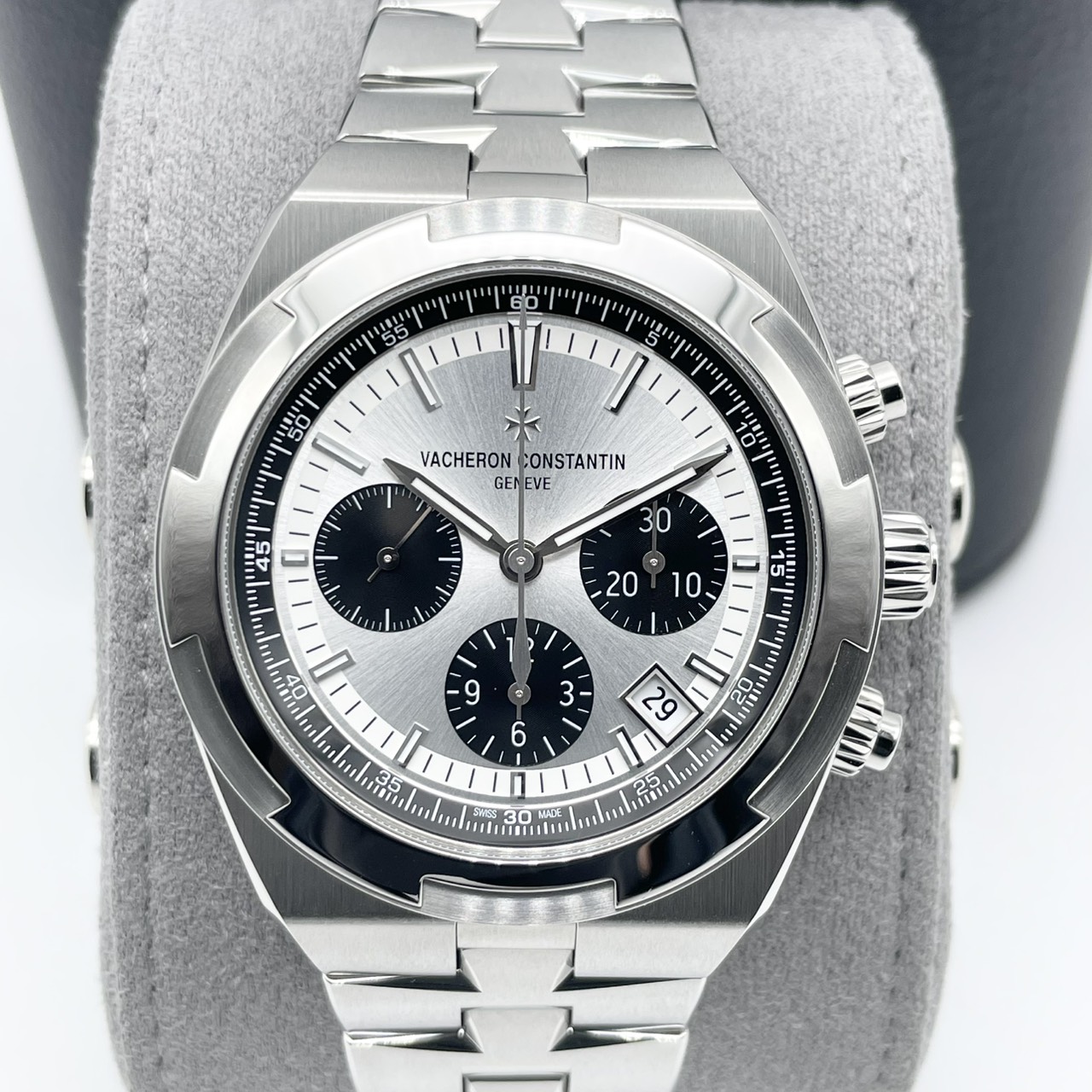 【定価以下の新品パンダ！！】ヴァシュロンコンスタンタン オーヴァーシーズ・クロノグラフ 5520V/210A-B686 シルバートーンラッカー 42.5mm