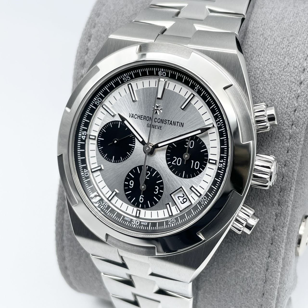 【定価以下の新品パンダ！！】ヴァシュロンコンスタンタン オーヴァーシーズ・クロノグラフ 5520V/210A-B686 シルバートーンラッカー 42.5mm