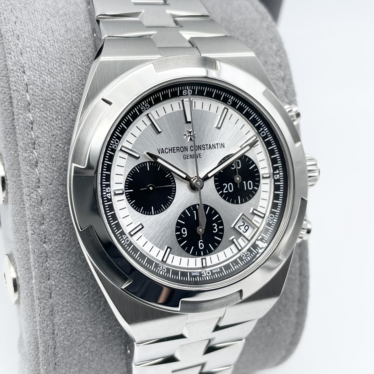 【定価以下の新品パンダ！！】ヴァシュロンコンスタンタン オーヴァーシーズ・クロノグラフ 5520V/210A-B686 シルバートーンラッカー 42.5mm