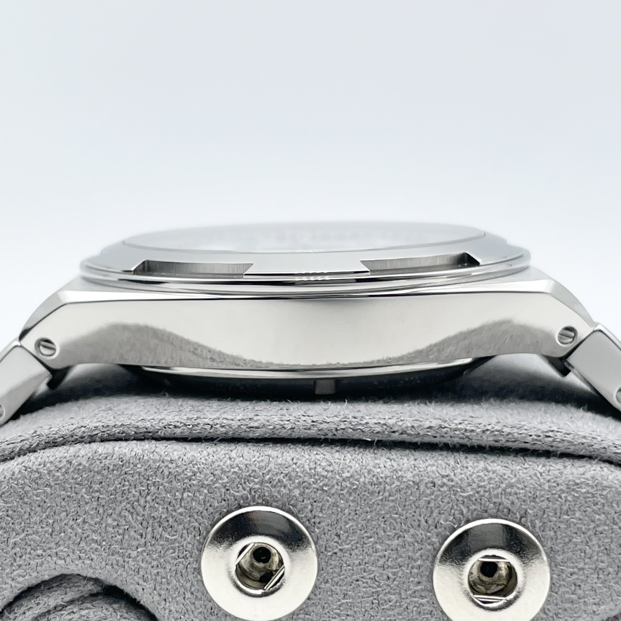 【定価以下の新品パンダ！！】ヴァシュロンコンスタンタン オーヴァーシーズ・クロノグラフ 5520V/210A-B686 シルバートーンラッカー 42.5mm