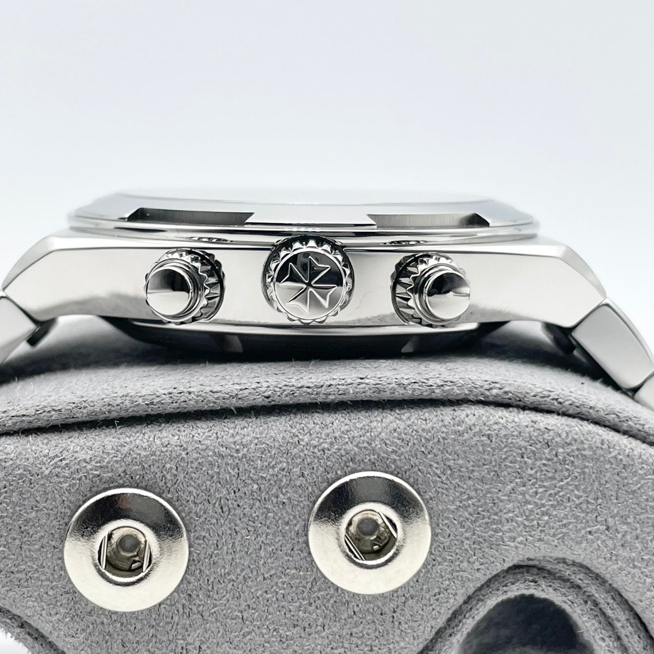 【定価以下の新品パンダ！！】ヴァシュロンコンスタンタン オーヴァーシーズ・クロノグラフ 5520V/210A-B686 シルバートーンラッカー 42.5mm