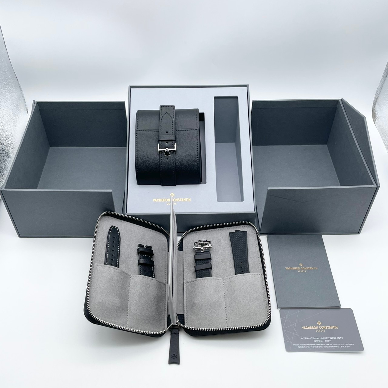 【定価以下の新品パンダ！！】ヴァシュロンコンスタンタン オーヴァーシーズ・クロノグラフ 5520V/210A-B686 シルバートーンラッカー 42.5mm