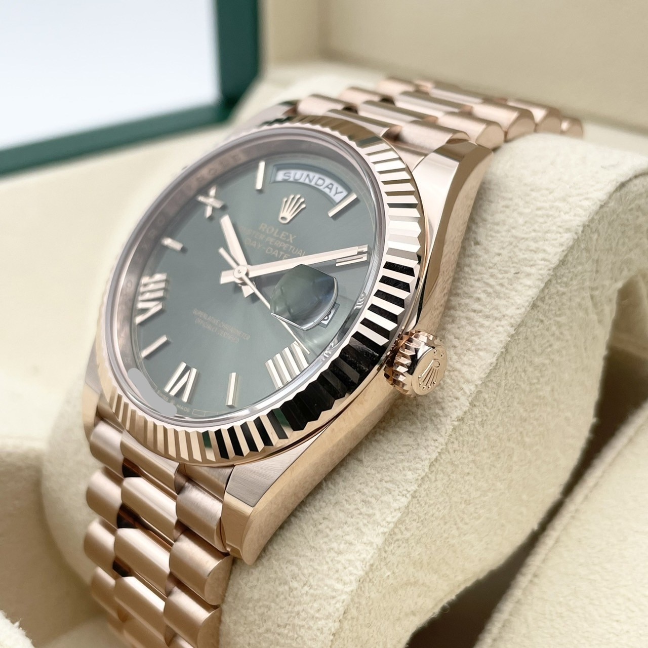 【新品未使用】GUESS 腕時計 ローズゴールド クロノグラフ ★防水★ ☆新品新作 海外限定 高級腕時計トップブランド ローズゴールド