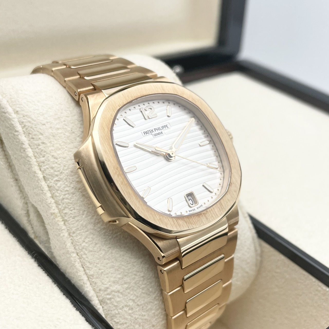 パテックフィリップ ノーチラス 7118/1R-001 シルバーオパーリン 35.2mm