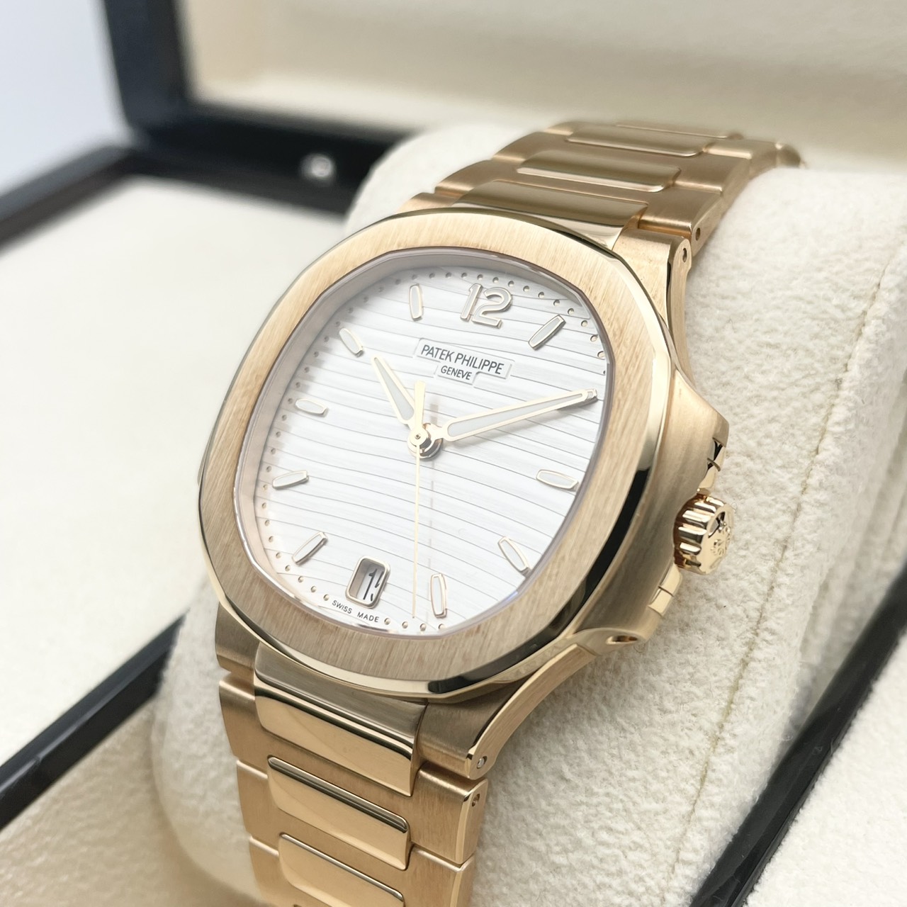 パテックフィリップ ノーチラス 7118/1R-001 シルバーオパーリン 35.2mm