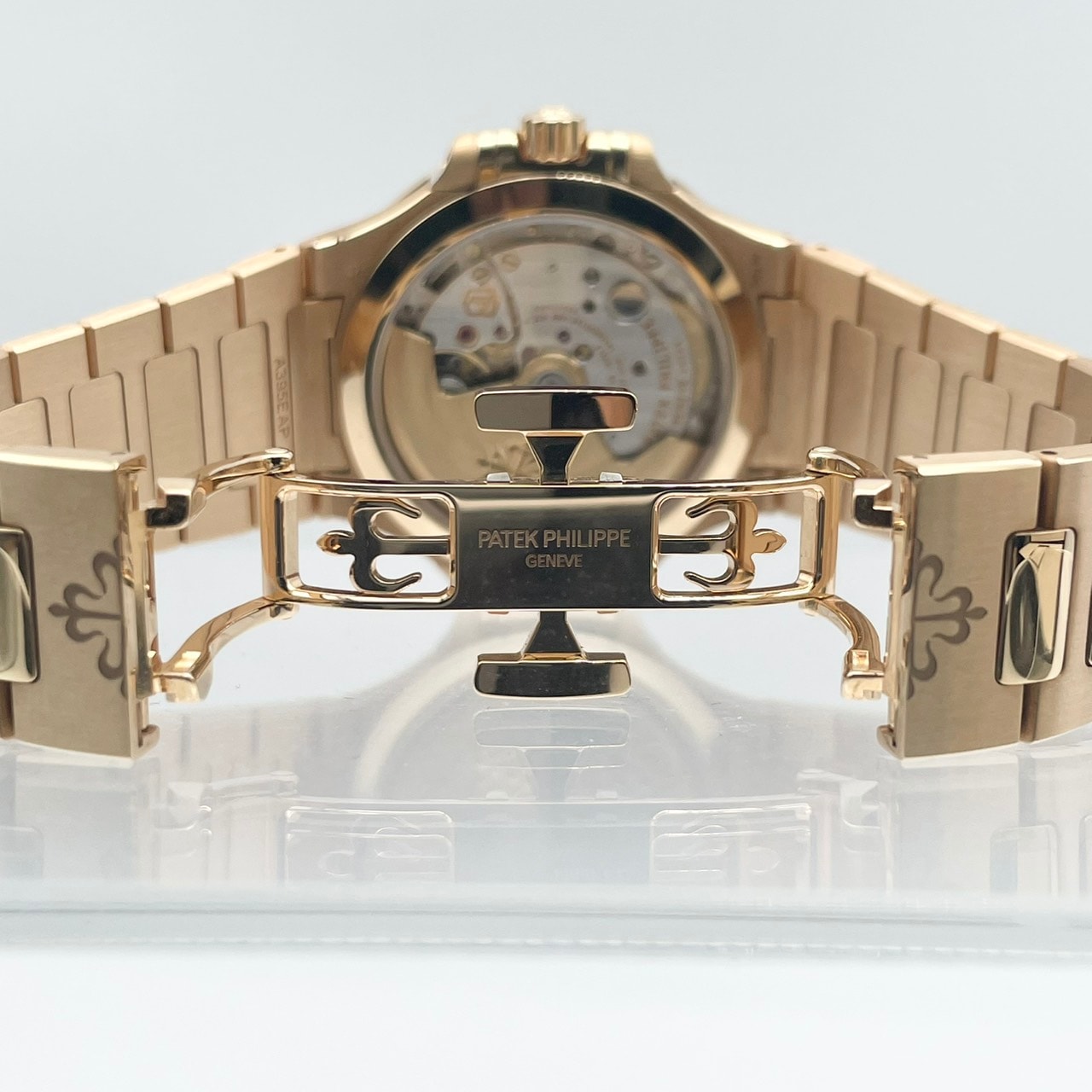 パテックフィリップ ノーチラス 7118/1R-001 シルバーオパーリン 35.2mm