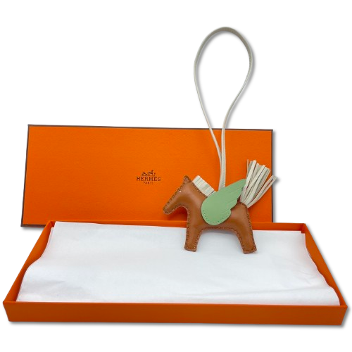 エルメス ペガサスチャーム PM ゴールド / チョーク / グリーンローカスト B刻印