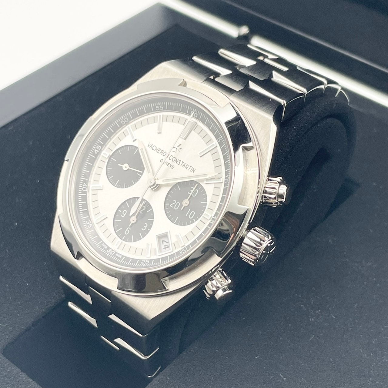 ヴァシュロンコンスタンタン オーヴァーシーズ 5500V/110A-B686 シルバー 42.5mm