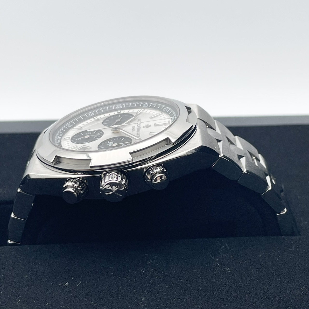 ヴァシュロンコンスタンタン オーヴァーシーズ 5500V/110A-B686 シルバー 42.5mm