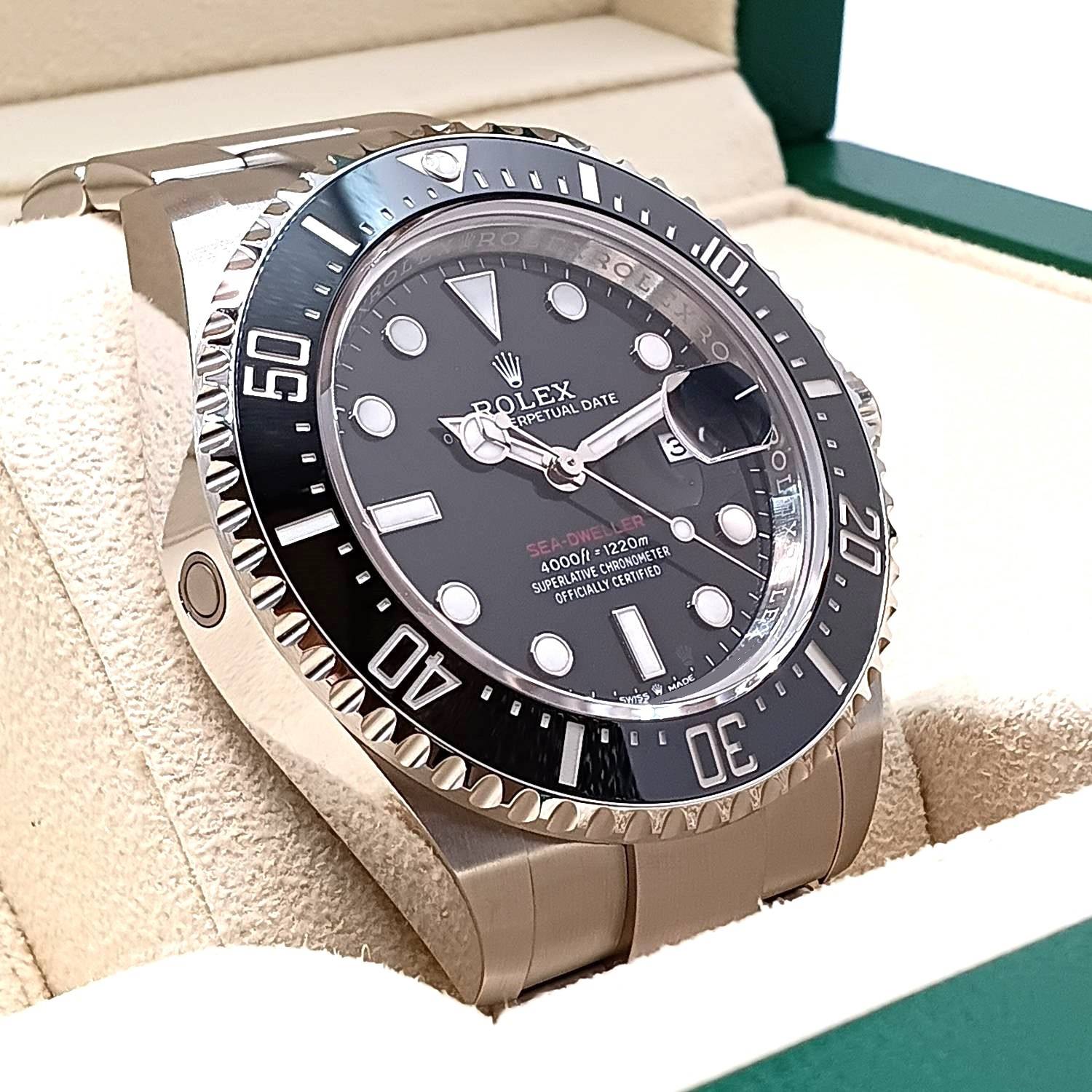 ロレックス シードゥエラー 126600 オイスターブレスレット ブラック 43mm