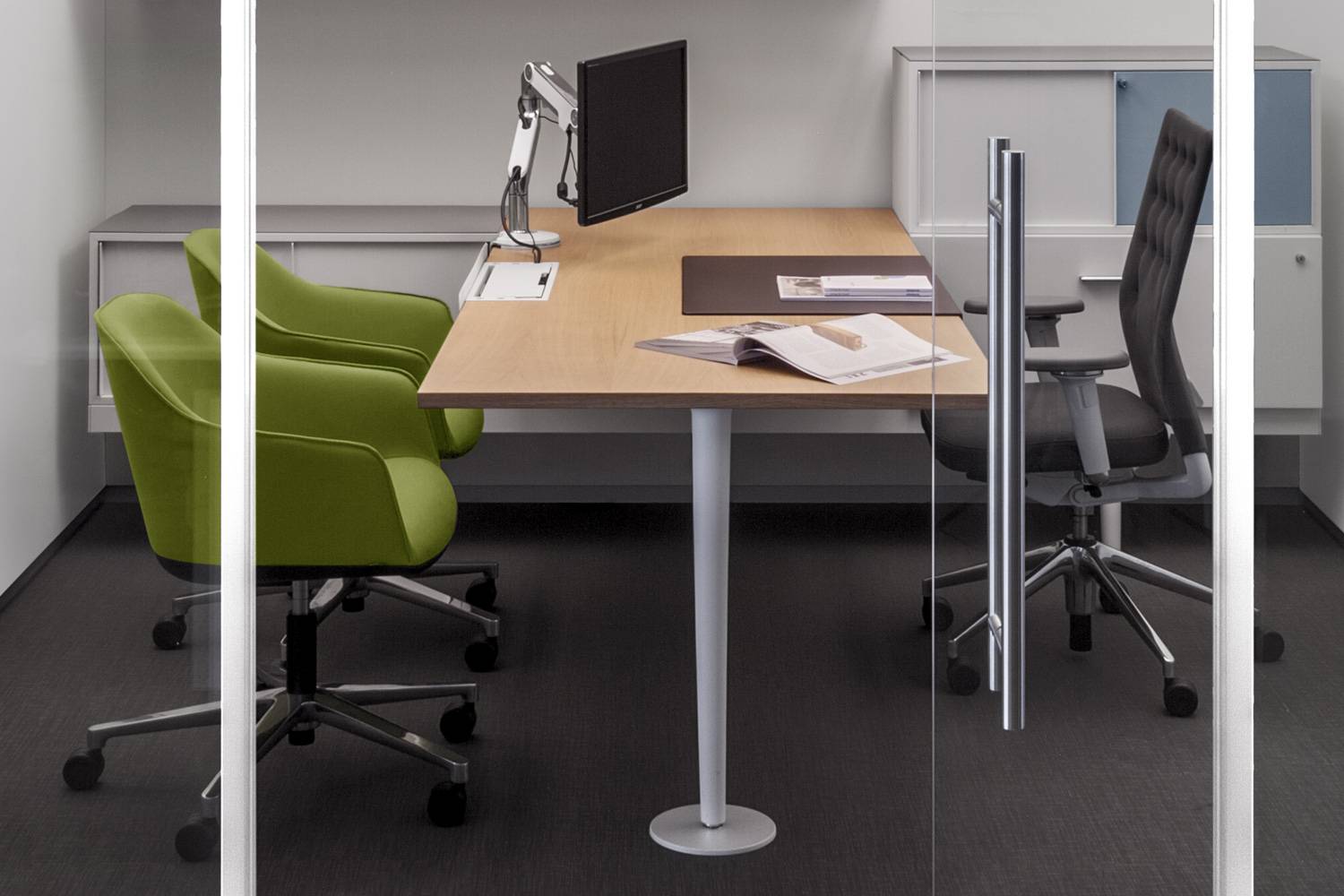 取付無料！ヴィトラ ソフトシェルチェア フォースターベース オフィスチェア2脚✨ ソフトシェル チェア 4スターベースの通販 | 家具・インテリア