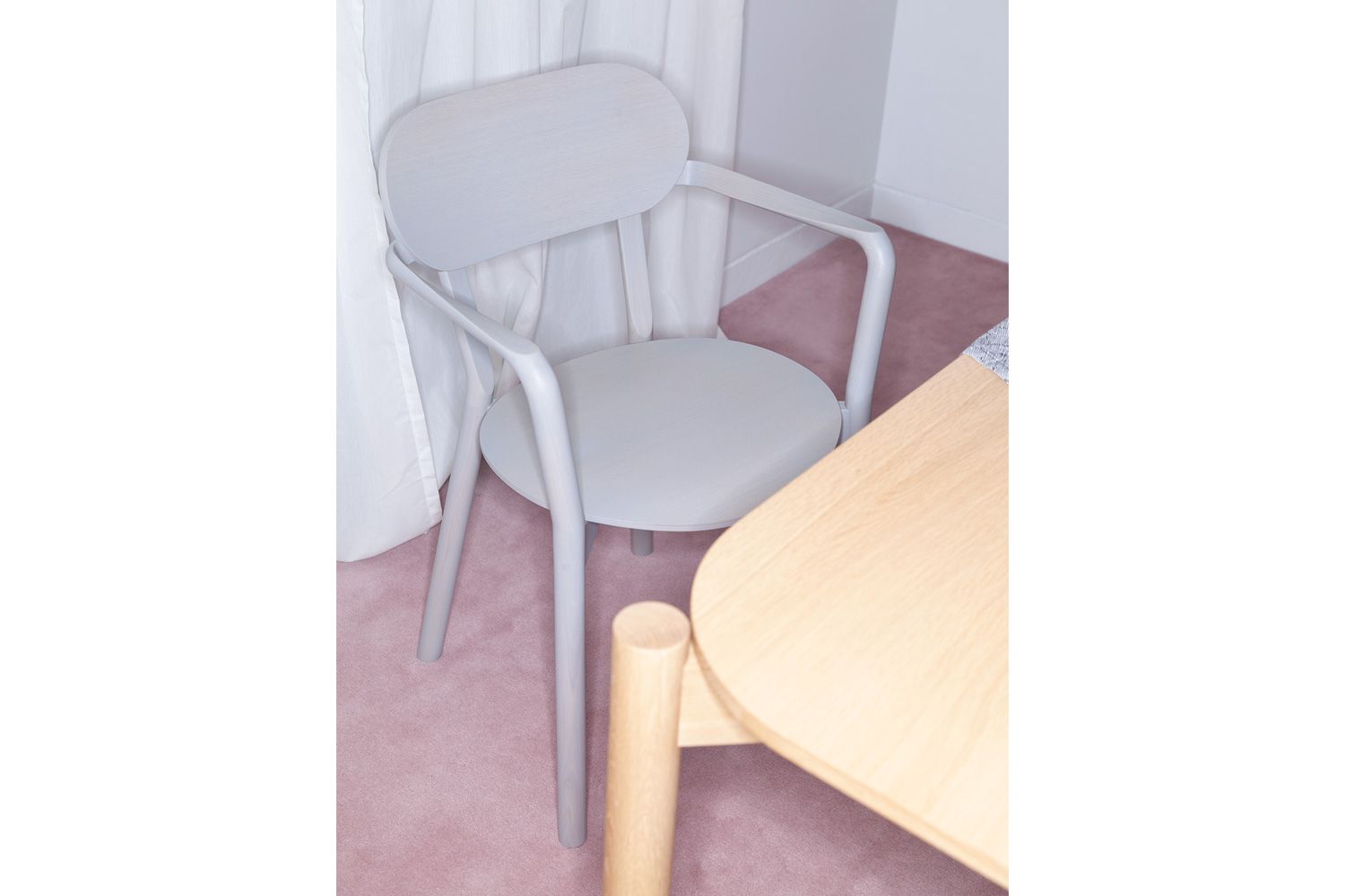 週末価格！Castor Armchair Plus カリモク Castor Armchair Plus ‒ KARIMOKU NEW STANDARD (KNS)