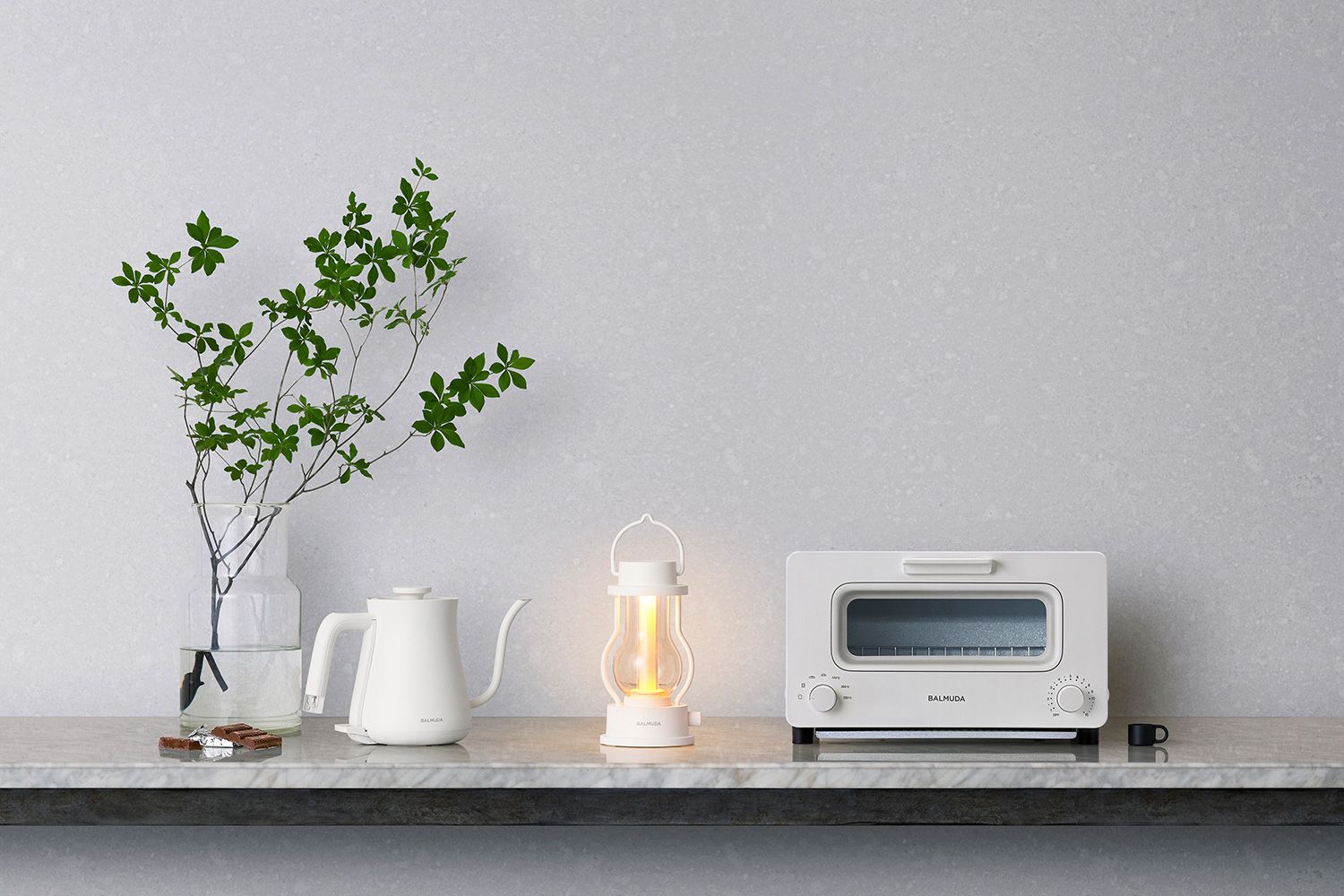 美品　BALMUDA バルミューダ ザ・ランタン ポータブルLED ホワイト Amazon.co.jp: バルミューダ ザ・ランタン ポータブルLED