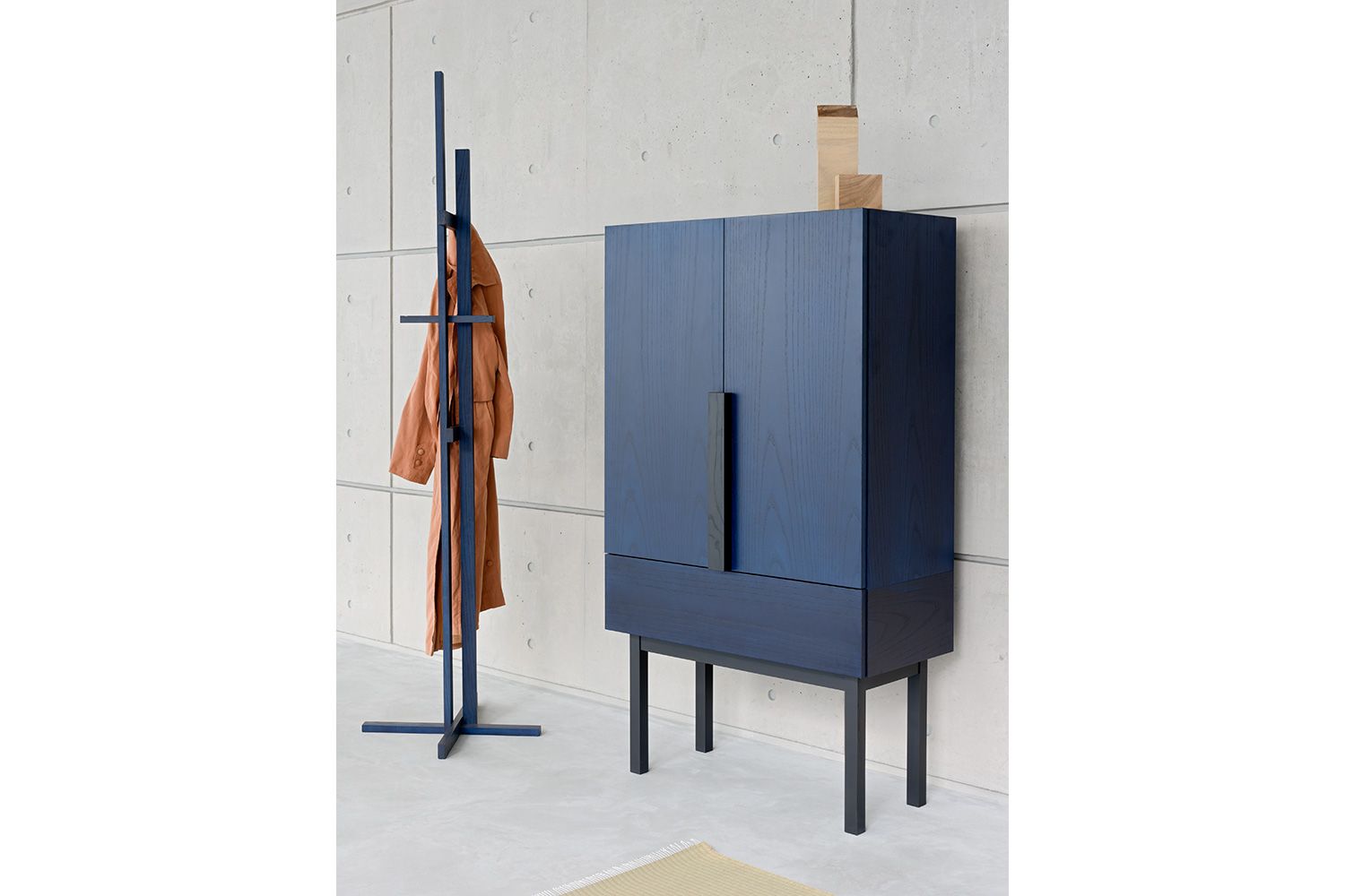 青色モダンデザインキャビネット ARIAKE Aizome Cabinet / アリアケ 藍染キャビネット