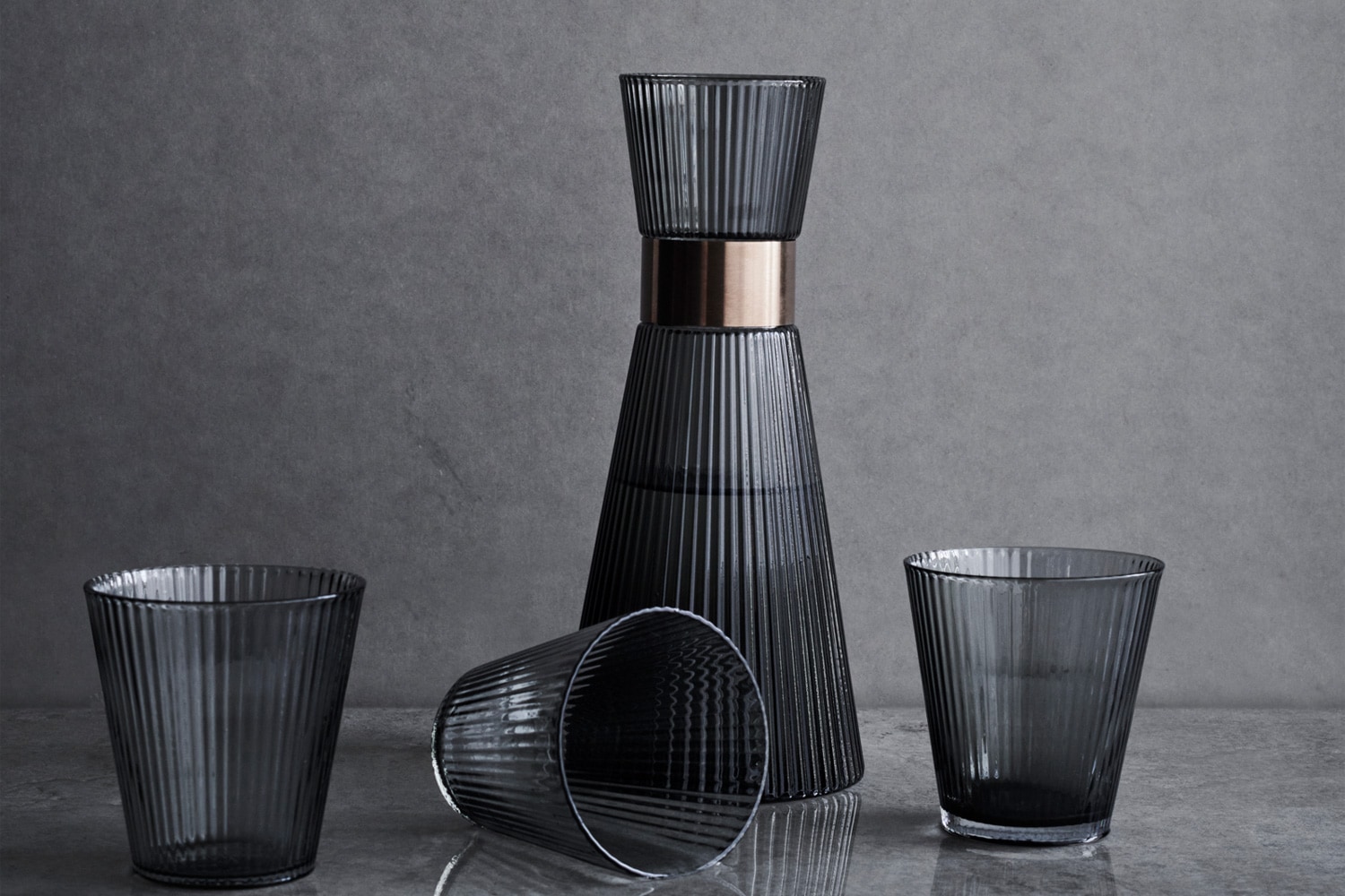 【海からの贈り物】黒曜石(最長17cm、972g クリアコーティング付) 潤う手乗りクジラ〜シャチと海月の秘密基地 スノードーム〜 | irohaya.