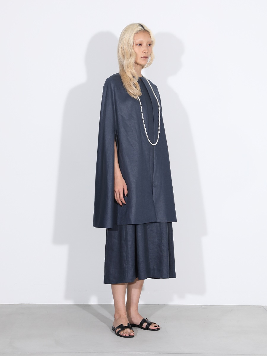 Madisonblue REVER SIDE SLIT CAPE ブラック Madisonblue REVER SIDE SLIT CAPE ブラック