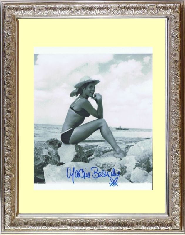 Martine Beswick マルティーヌ ベズウィック 直筆サイン PHOTO