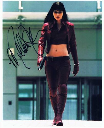 セール中…ミラ・ジョヴォヴィッチ直筆サイン入り大型写真…若いモデル時代… Milla Jovovich ミラ ジョヴォヴィッチ 直筆サイン PHOTO