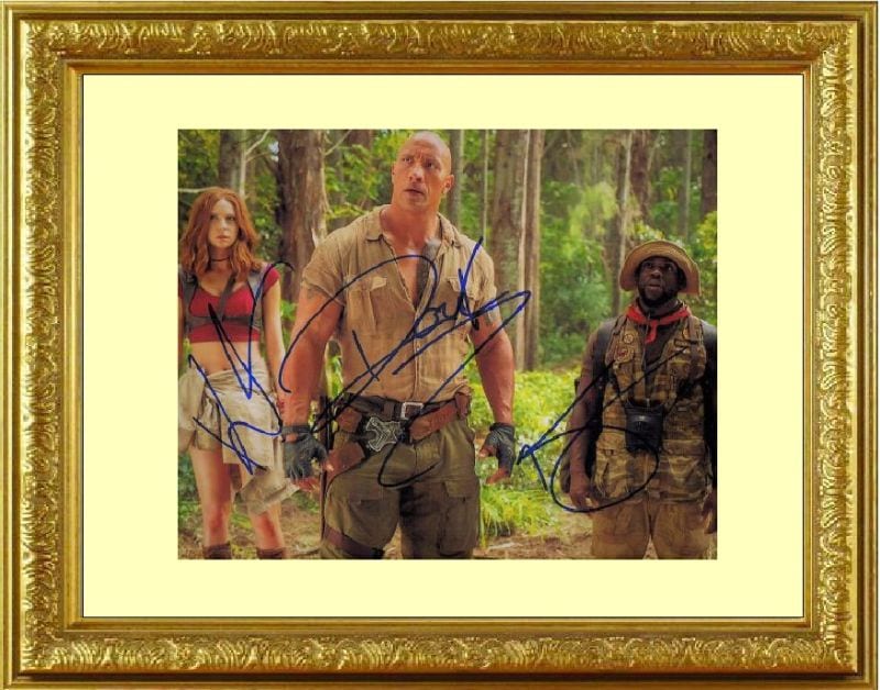 ジュマンジ ウェルカムトゥジャングル JUMANJI: WELCOME TO THE JUNGLE (2017) ドウェイン ジョンソン Dwayne Johnson カレン ギラン Karen Gillan ケヴィン ハート Kevin Hart 豪華３名 直筆サイン PHOTO