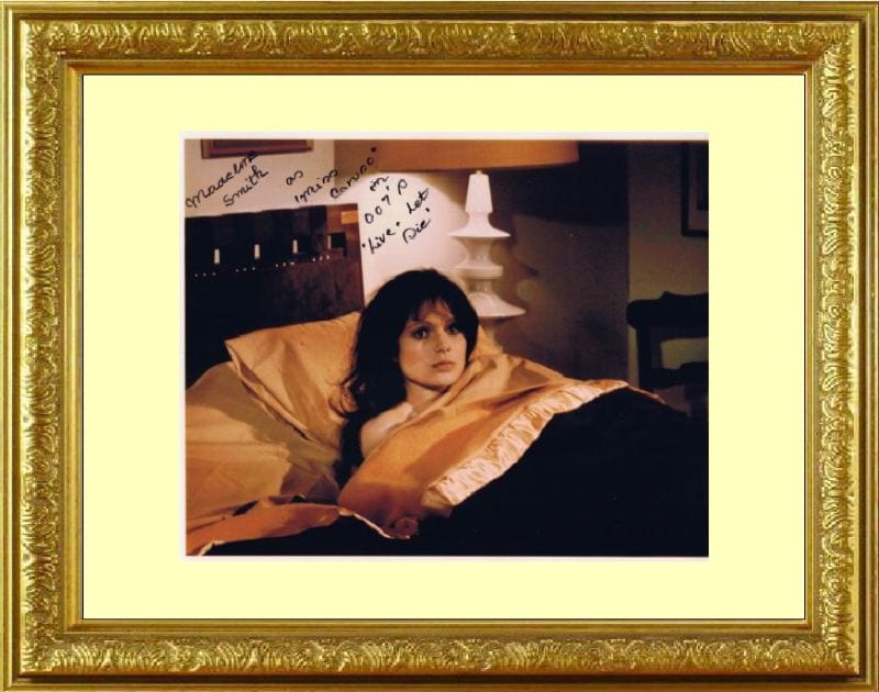 死ぬのは奴らだ LIVE AND LET DIE (1973) マデリン スミス Madeline Smith ●as 'miss Caruso' in 007'S 'Live + Let Die' と伴記 直筆サイン PHOTO