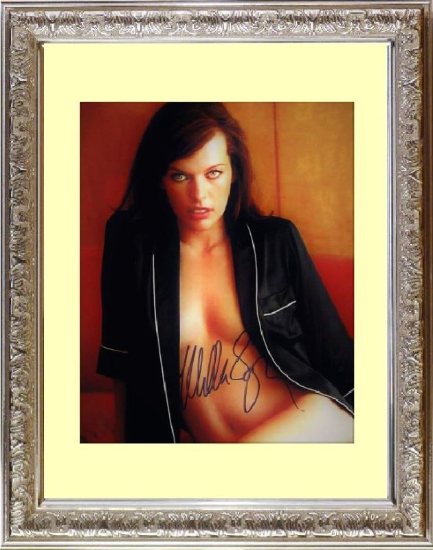 Milla Jovovich ミラ ジョヴォヴィッチ 直筆サイン PHOTO