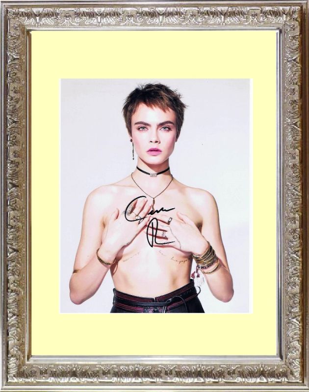 Cara Delevingne カーラ デルヴィーニュ 直筆サイン PHOTO