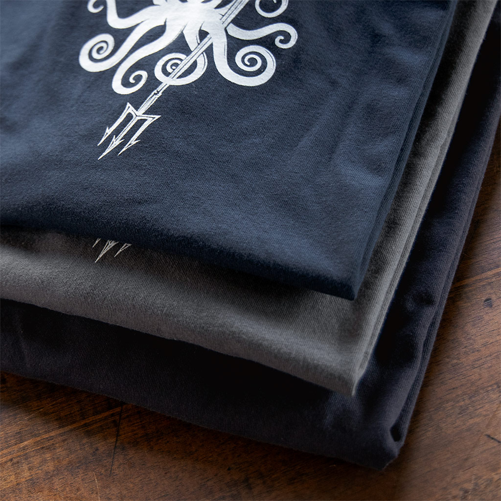 【PDW プロメテウス デザイン ワークス】SPD Kraken Trident GID T-Shirt