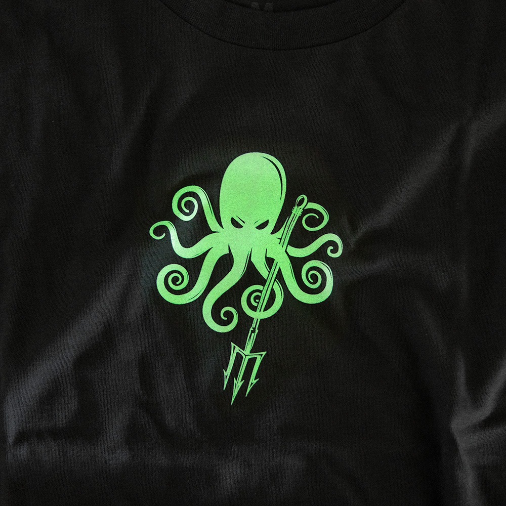 【PDW プロメテウス デザイン ワークス】SPD Kraken Trident GID T-Shirt