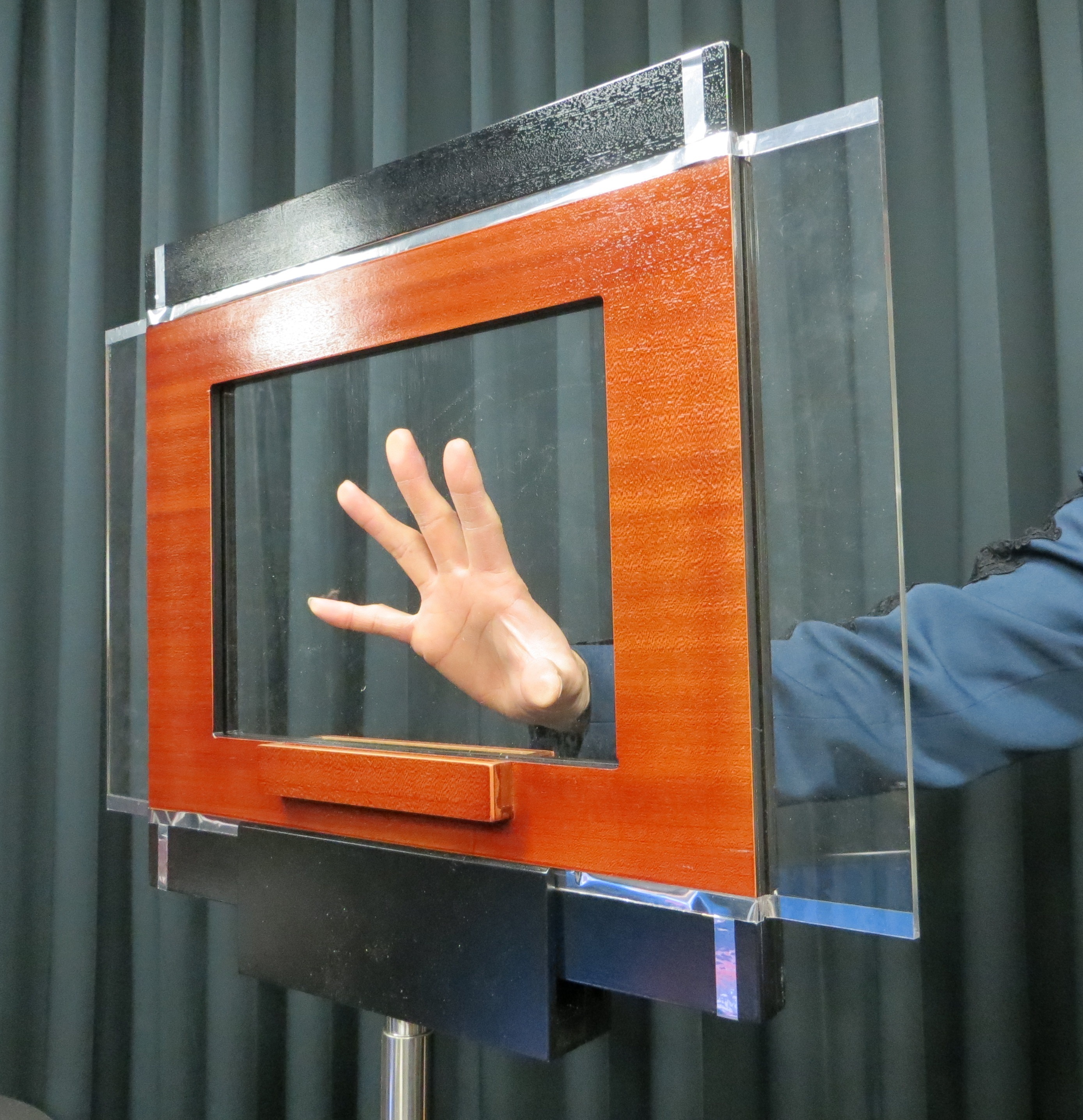 Hand Through Glass/�ϥ�ɥ��롼���饹