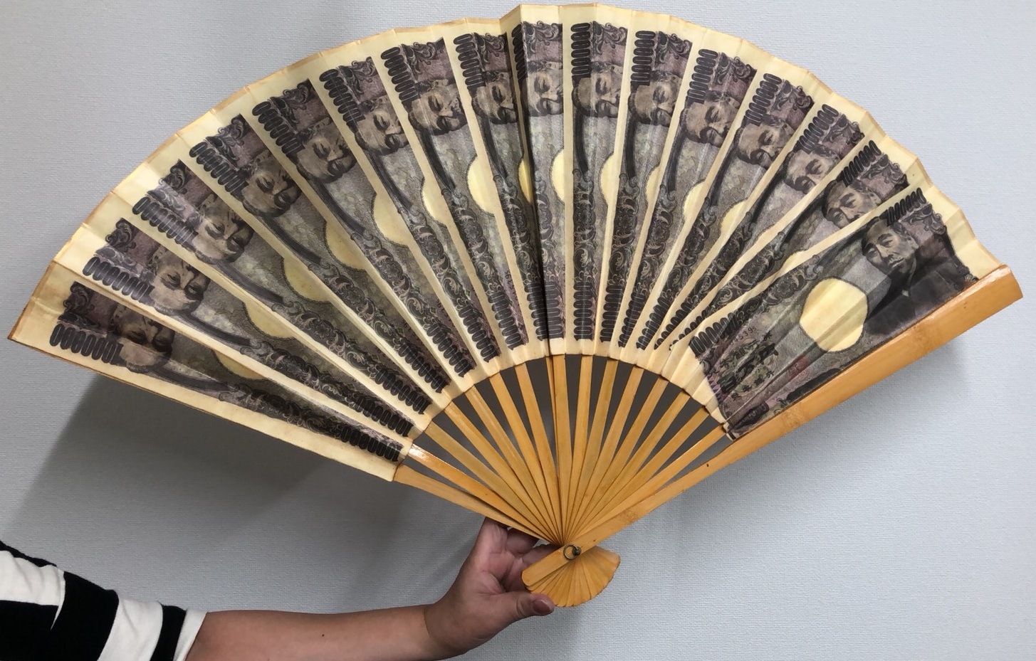 ジャンボ一万円札デザイン扇子 | お札マジック | マジックファンタジア