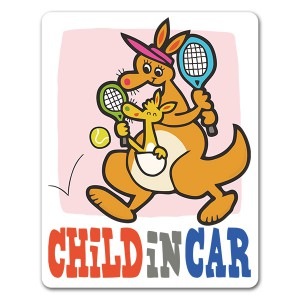 �ƥ˥��򤷤Ƥ��륫�󥬥롼�οƻҡ�CHILD IN CAR�ۼ֥ޥ��ͥåȥ��ƥå����ڤ椦�ѥ��å����������ǽ��