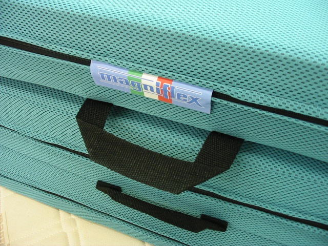 メッシュウィング マニフレックス　 三つ折りマットレス 硬め 三つ折り 通気性  【正規販売店 安心の10年保証】【メンテナンスの手引き冊子付き】 折りたたみ 高反発マットレス マニフレックスマットレス
