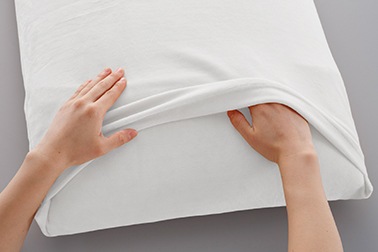 マニフレックス ピローグランデ ビッグサイズ70×45cm キャリーホルダー付き 【正規販売店】【長期3年保証】ラグジュアリーピロー 気温で固さが変わらず年中同じ寝心地 まくら難民にオススメ 枕 ピロー 肩こり 首こり