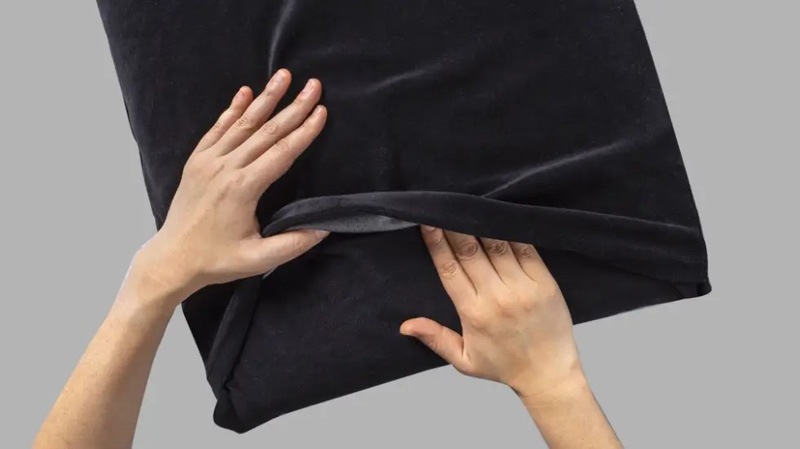 マニフレックス ピローグランデ  BLACK　スタイリッシュ　黒のマニフレックスピロー　ビッグサイズ 70×45cm キャリーホルダー付き　【正規販売店】ラグジュアリーピロー 寝心地 まくら難民 枕 ピロー 肩こり　イタリア