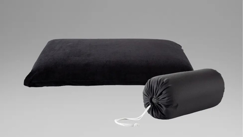 マニフレックス ピローグランデ  BLACK　スタイリッシュ　黒のマニフレックスピロー　ビッグサイズ 70×45cm キャリーホルダー付き　【正規販売店】ラグジュアリーピロー 寝心地 まくら難民 枕 ピロー 肩こり　イタリア