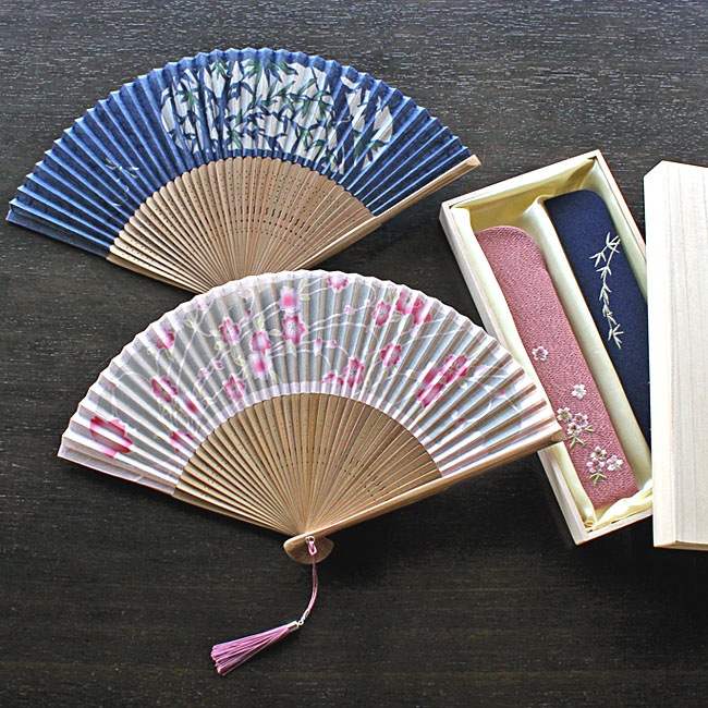 彩花宜しくお願いします♪♪♪出品商品プラス変更 箱入り 紺地花模様 扇子 とが