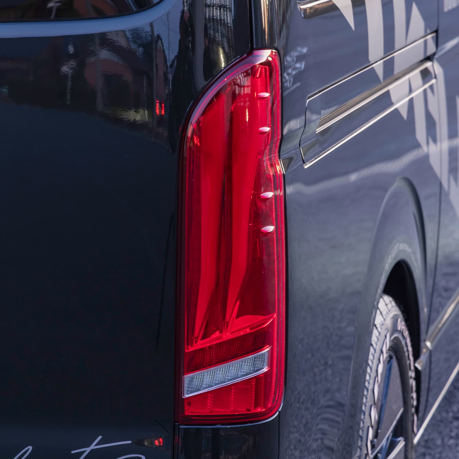 【補修用・片側のみ】VALENTI ヴァレンティ 200ハイエース ジュエルLEDテールランプ　ULTRA λ(ラムダ) 【ライトスモーク/ブラッククローム】保安基準適合 Eマーク取得 1年保証