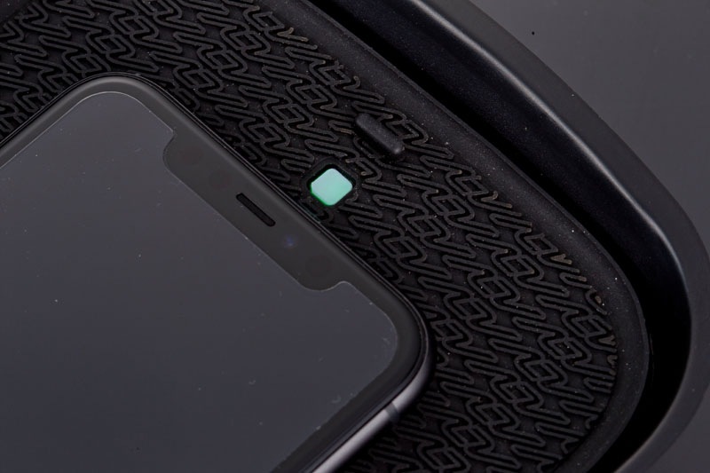 ヴァレンティ ハイエース専用 ワイヤレス充電トレイ | アクセサリー