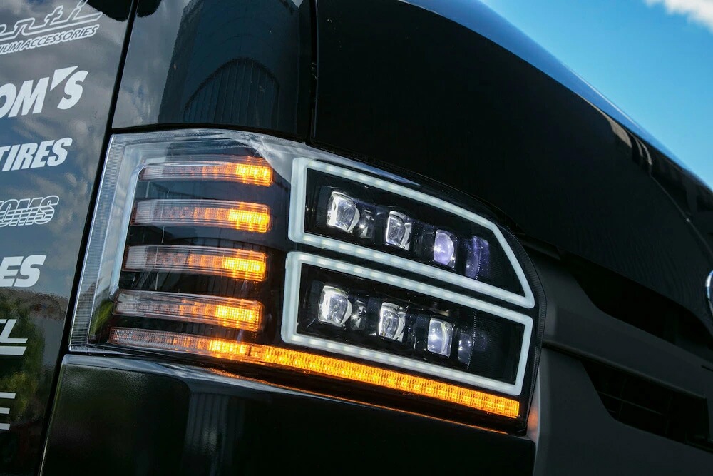 Valenti ヴァレンティ ジュエルヘッドランプ ウルトラ 200ハイエース １型/2型３型４型～現行 クリア/ブラック 保安基準適合 1年保証 <br>【HL200A-CM-4】