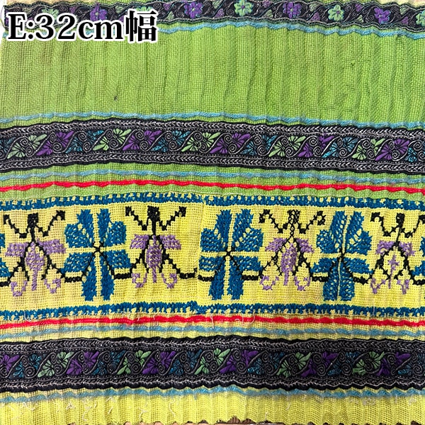 モン族生地は、魅力的な柄が特徴の刺繍生地です。アンティーク布として