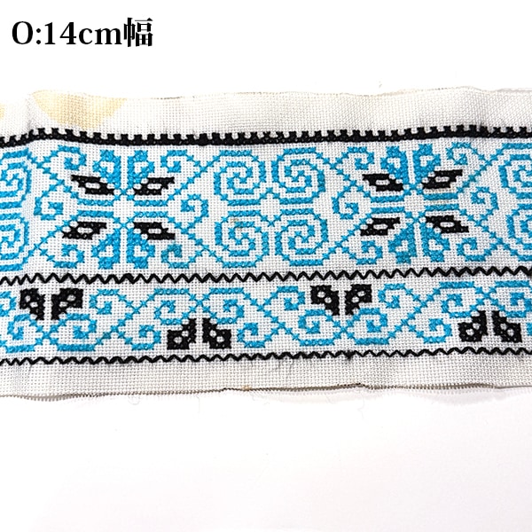 モン族生地は、魅力的な柄が特徴の刺繍生地です。アンティーク布として