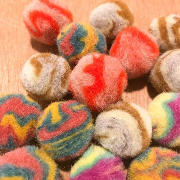 2cm 5個ネパール製 フェアトレード製品 カラフルタイダイ 羊毛フェルトボール デコレーションパーツ アクセサリー資材 SDGs製品 営業日即日発送 