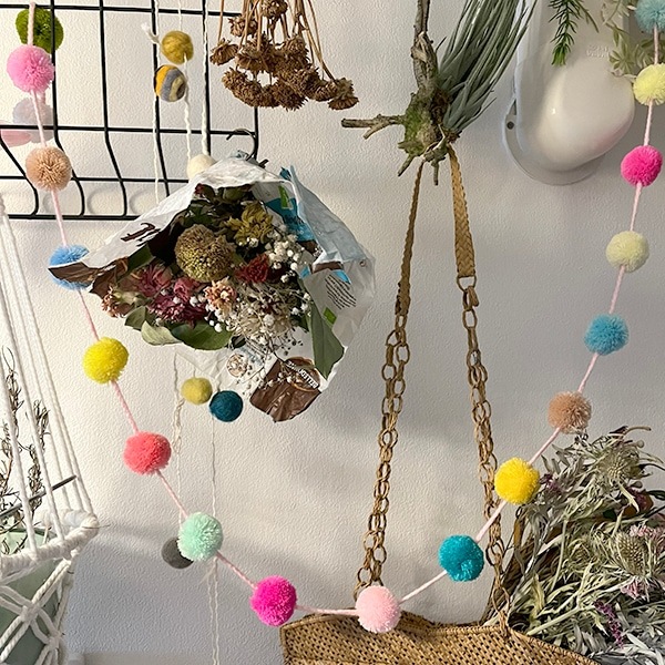 ハンドメイドメキシコ雑貨 ポンポンストリングガーランド 中米雑貨 カーテン留め具 営業日即日発送