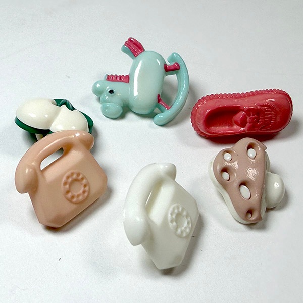バラ売り レトロ昭和電話 上履き さくらんぼ ポニー木馬 きのこ バレエシューズ フランス製 アンティークプラスチックボタンパーツ ヨーロッパ手芸用品販売 ピアスイヤリングパーツ 営業日即日発送【ワールデザインmakiras】