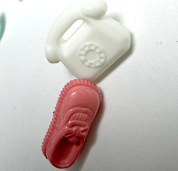 バラ売り レトロ昭和電話 上履き さくらんぼ ポニー木馬 きのこ バレエシューズ フランス製 アンティークプラスチックボタンパーツ ヨーロッパ手芸用品販売 ピアスイヤリングパーツ 営業日即日発送【ワールデザインmakiras】