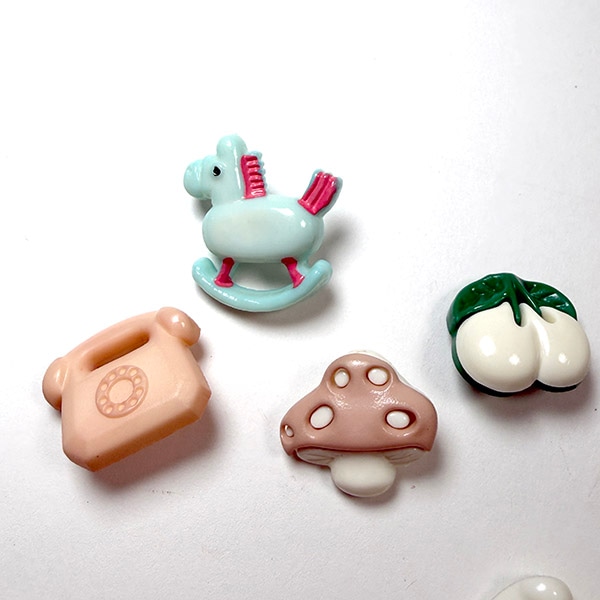 バラ売り レトロ昭和電話 上履き さくらんぼ ポニー木馬 きのこ バレエシューズ フランス製 アンティークプラスチックボタンパーツ ヨーロッパ手芸用品販売 ピアスイヤリングパーツ 営業日即日発送【ワールデザインmakiras】