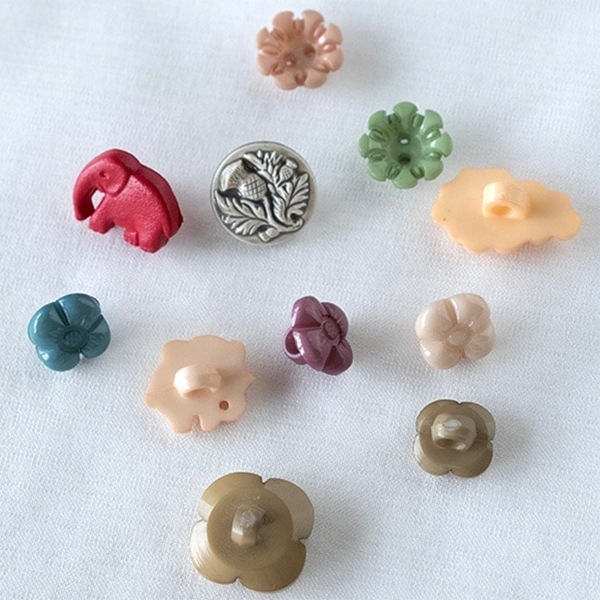 バラ売り オーストリアプラボタン プラスチックボタン レトロボタン ボタンパーツ ヨーロッパ 営業日即日発送 [ワールデザインmakiras 全商品商用可 リボンレース卸]
