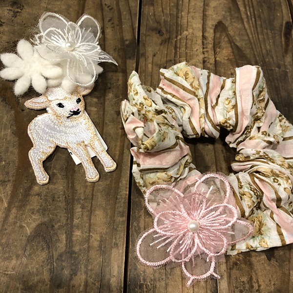 ウール100％のさくらのような形のお花パーツ。オーナメントや